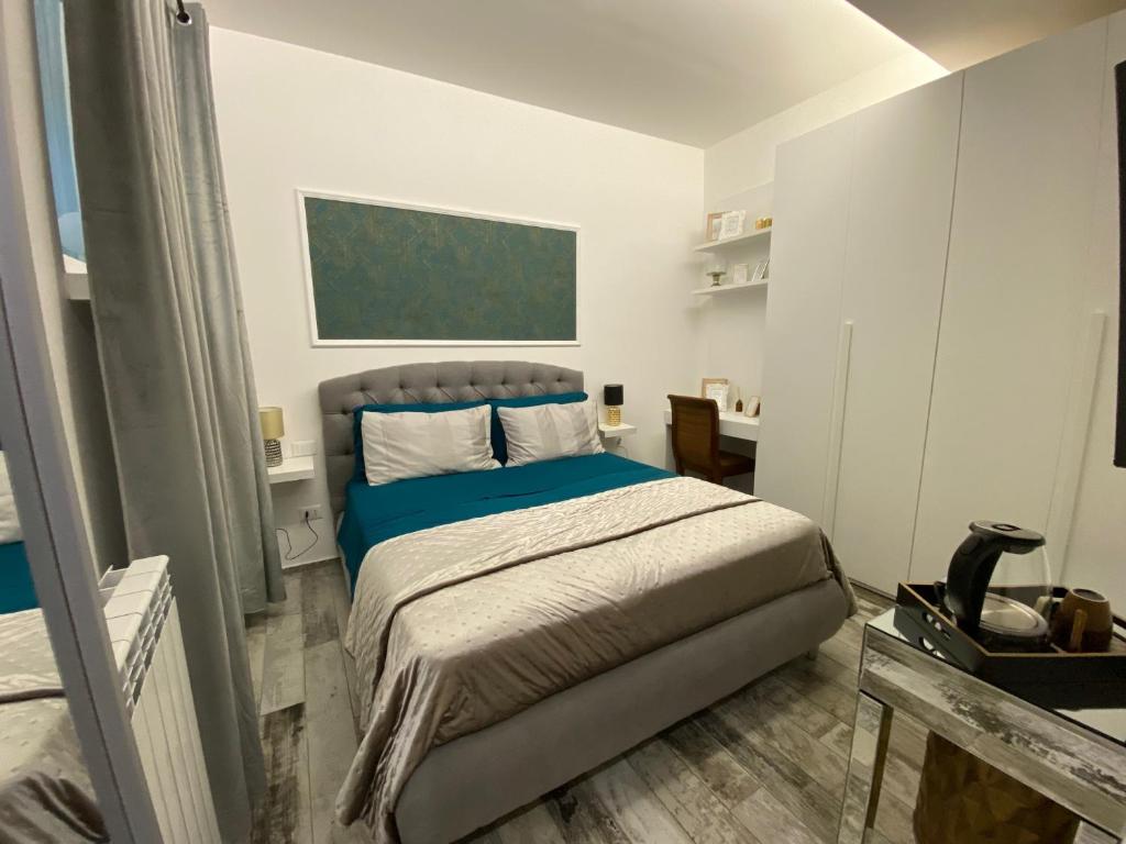 ein Schlafzimmer mit einem Bett mit einer blauen Decke in der Unterkunft Testaccio, Alessandro Volta, camera indipendente in Rom