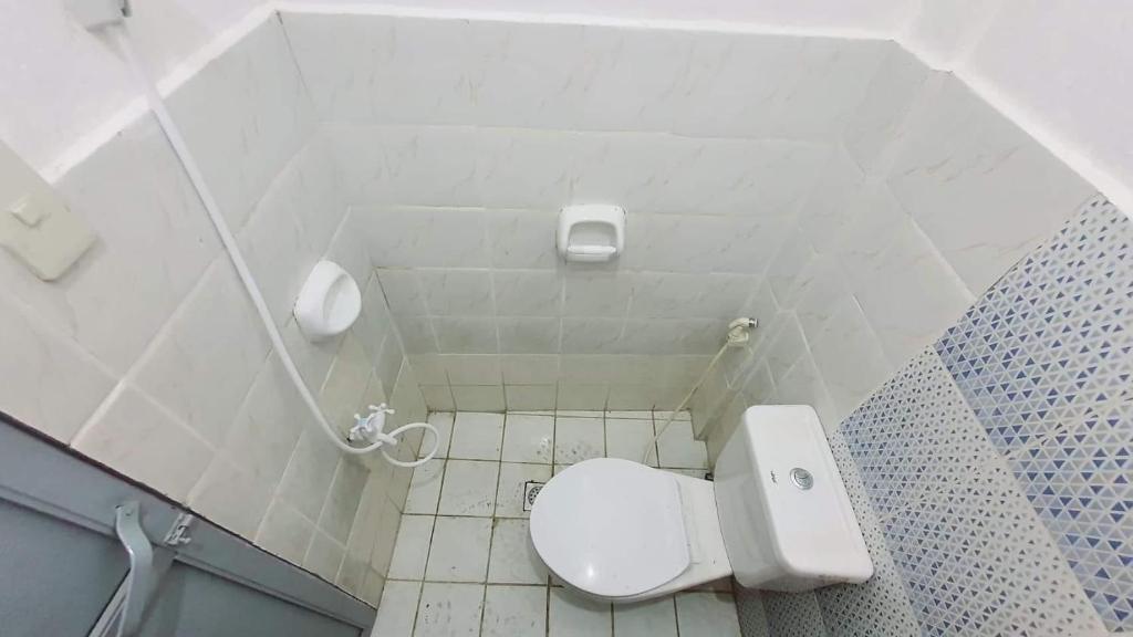 W pokoju znajduje się łazienka z białą toaletą. w obiekcie Musaria Country Home w mieście Kericho