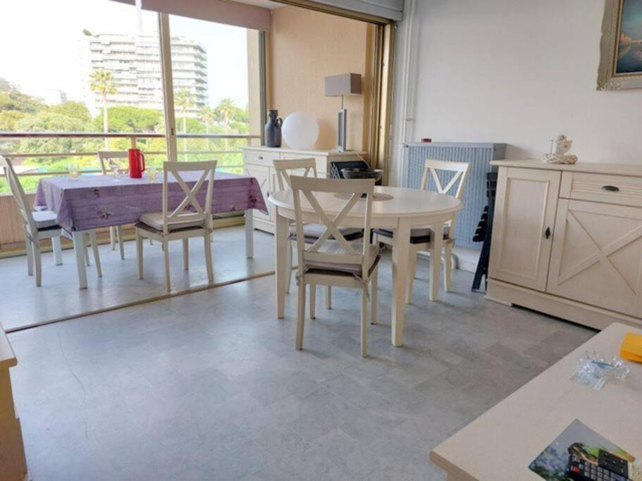 une cuisine avec une table et des chaises ainsi qu'une salle à manger dans l'établissement Bocca Baie T2 en bord de mer - Axelle Loc Appart, à Cannes