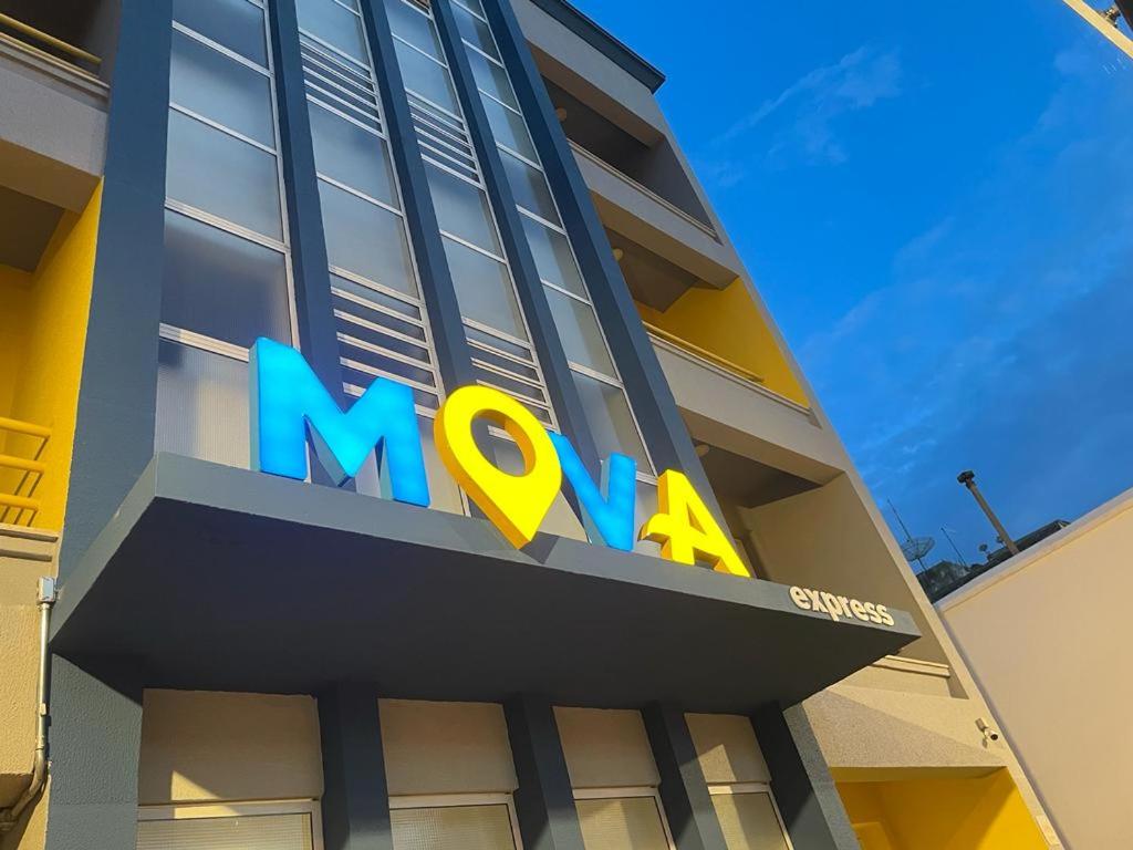 ein mca-Schild an der Seite eines Gebäudes in der Unterkunft Mova Express Hotel - CAMPINAS in Campinas