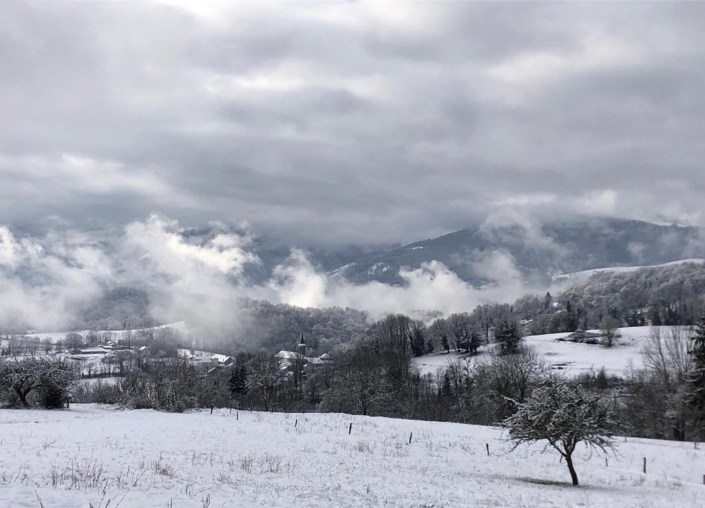 Fenêtre sur les Pyrénées v zimě