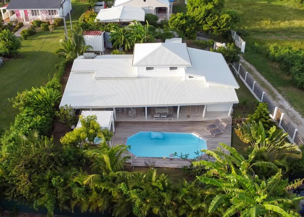 uma vista aérea de uma casa com piscina em Villa Monica, maison idéale avec enfants em Saint-François