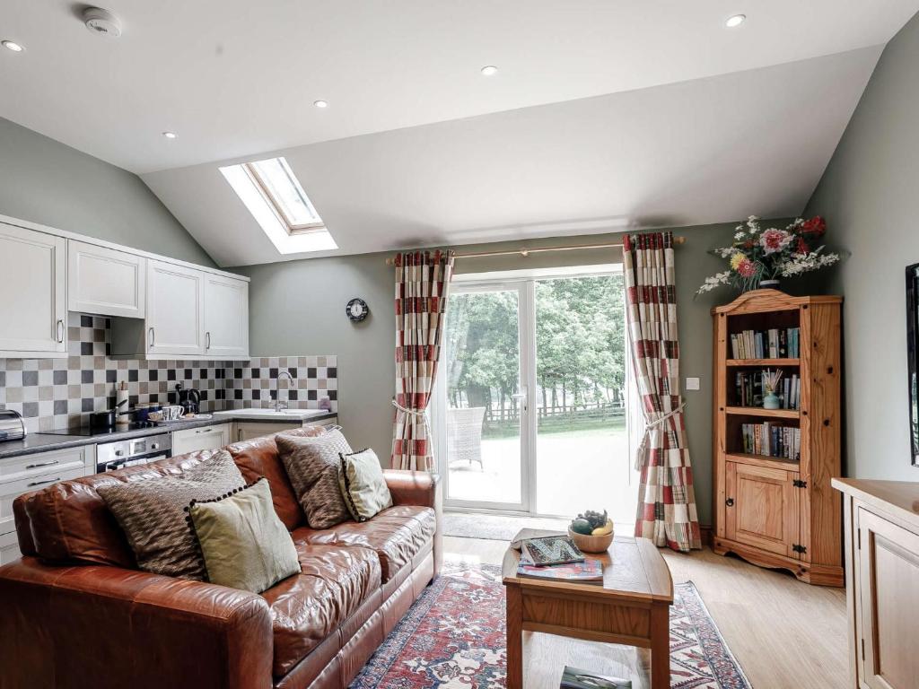 1 bed in Harrogate 83317 في Shaw Mills: غرفة معيشة مع أريكة ومطبخ