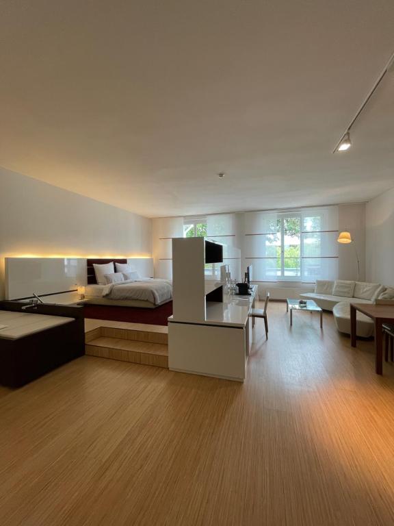 ein Schlafzimmer mit einem Bett und ein Wohnzimmer in der Unterkunft Hotel Kieler Yacht-Club in Kiel