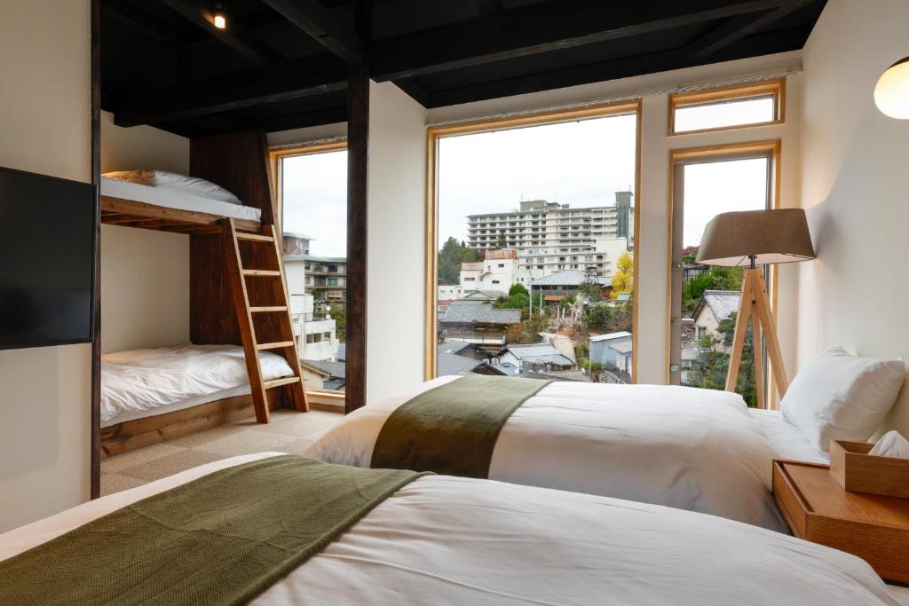 2 Betten in einem Zimmer mit Fenster in der Unterkunft Fu - Vacation STAY 57381v in Kōbe