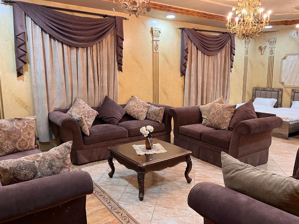 a living room with couches and a coffee table at شقة الغامدي in Al Jāmi‘ah