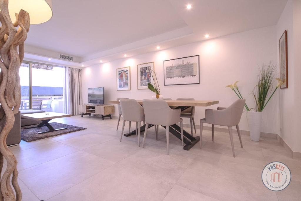 une salle à manger avec une table et des chaises dans l'établissement Appartement Céto Superb and luminous apartment, à Cannes