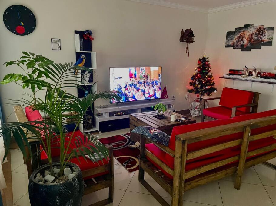 un soggiorno con albero di Natale e TV di Hakuna matata house a Kigali