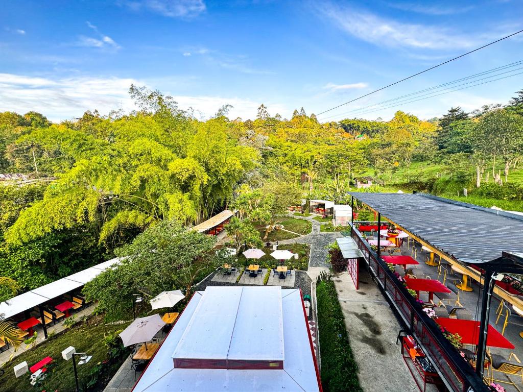 einen Blick über ein Restaurant mit Tischen und Sonnenschirmen in der Unterkunft Tierra Maravilla in Salento