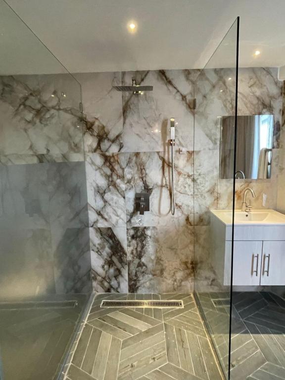 Villa Marbella by Potenza Rentals - 带水疗浴室的套房