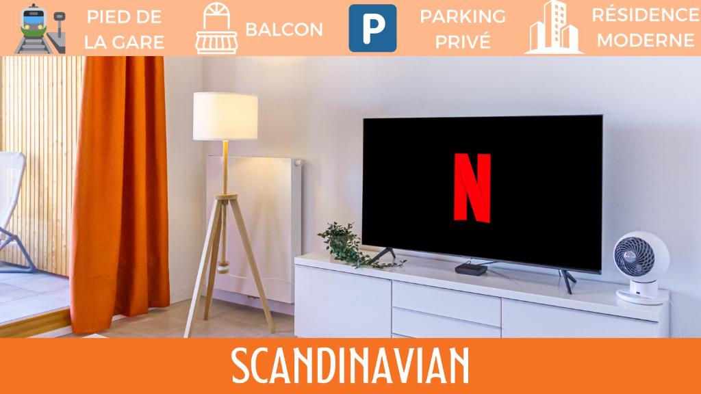 Elle comprend une télévision à écran plat installée au-dessus d'un meuble blanc. dans l'établissement ZenBNB / Scandinavian / Gare / Parking Privé /, à Annemasse