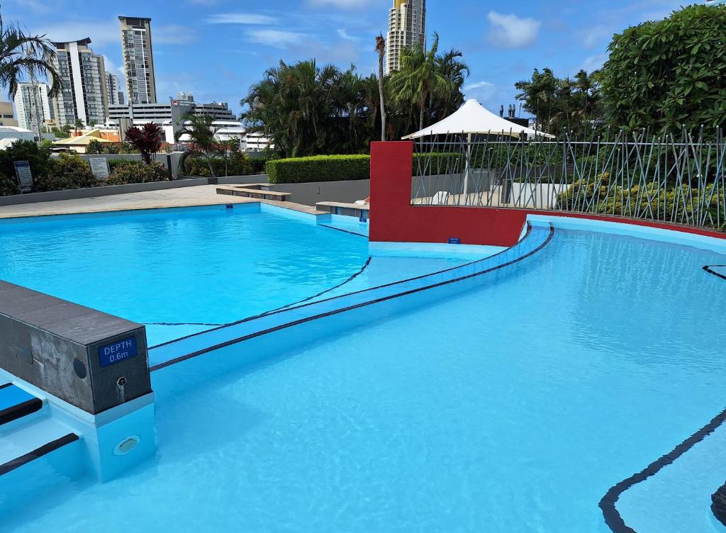 una piscina de agua azul en una ciudad en Southport central Lux 1 Bedroom en Gold Coast