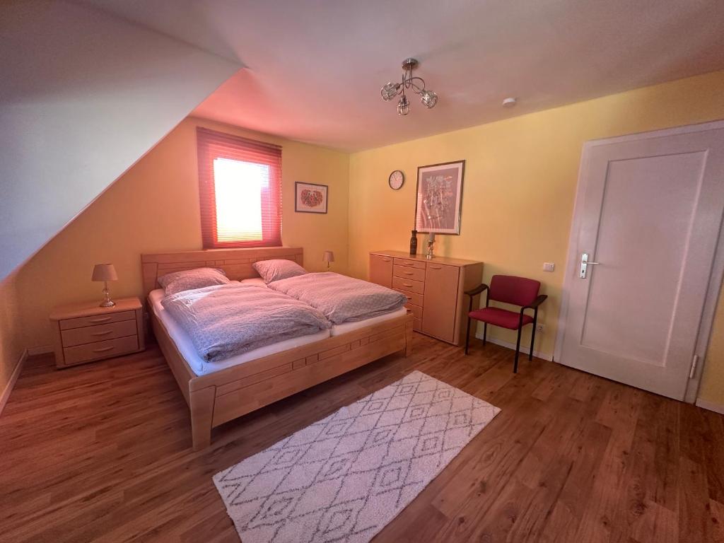 Un dormitorio con una cama grande y una ventana en Große und helle 3 Zi Wohnung in Loßburg, Schwarzwald, en Loßburg