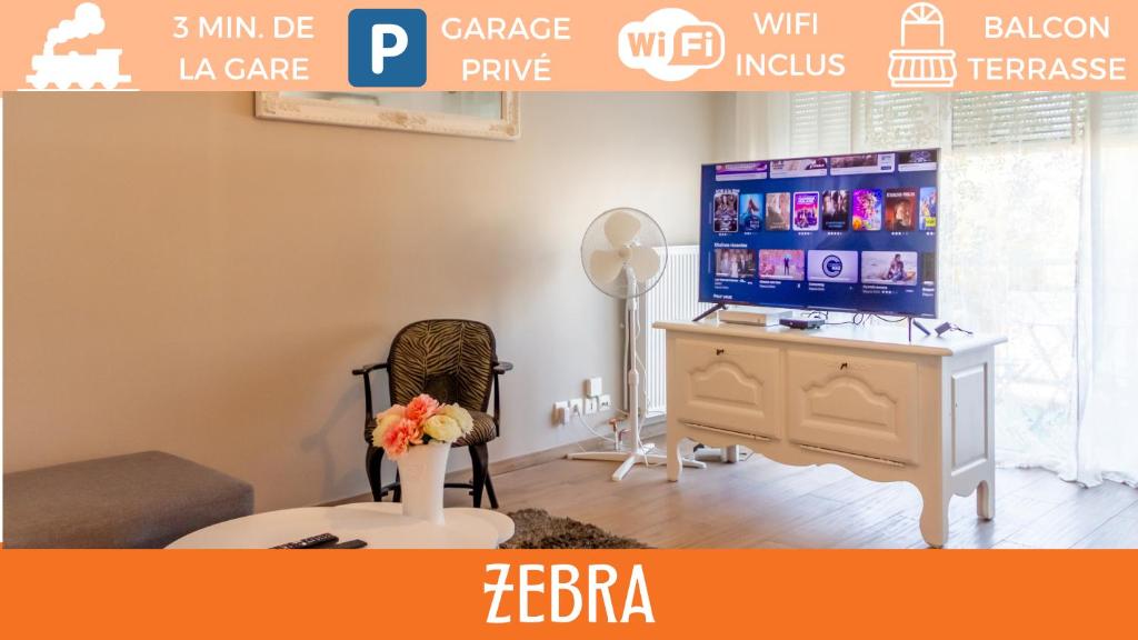 Cette chambre dispose d'un bureau, d'une télévision et d'une chaise. dans l'établissement ZenBNB / ZEBRA / 2 min. Gare /Tramway / 3Pers/ Stationnement, à Annemasse