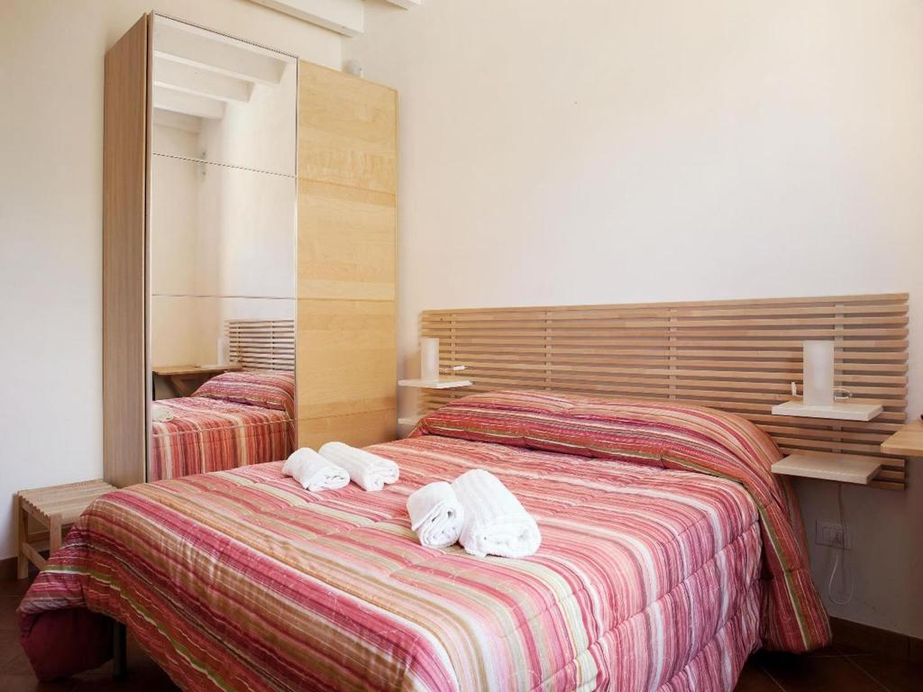 マルサラにあるI Tramonti Sul Mareのホテルルーム内のベッド2台(タオル付)