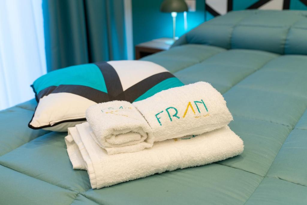 Postel nebo postele na pokoji v ubytování FRAN CITY SUITE
