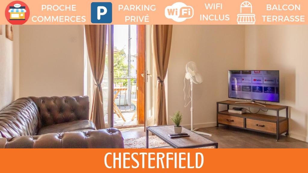 sala de estar con sofá y TV en ZenBNB / Chesterfield / Proche Commerce / Parking, en Annemasse