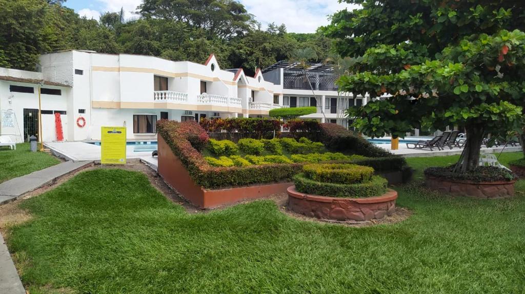 Un jardín fuera de Hotel Las Victorias Palmira