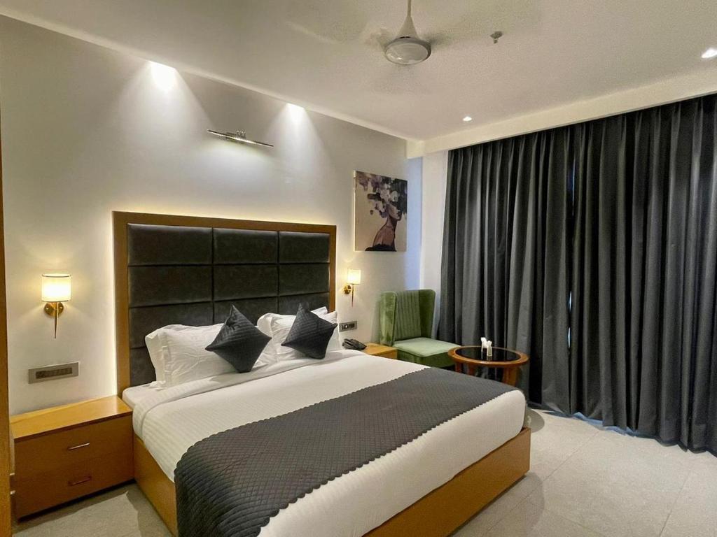 Postel nebo postele na pokoji v ubytování HOTEL Tamarind