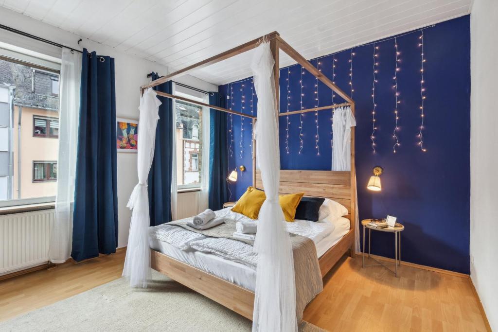 um quarto com uma cama de dossel em Charmante & gemütliche Wohnung em Lahnstein