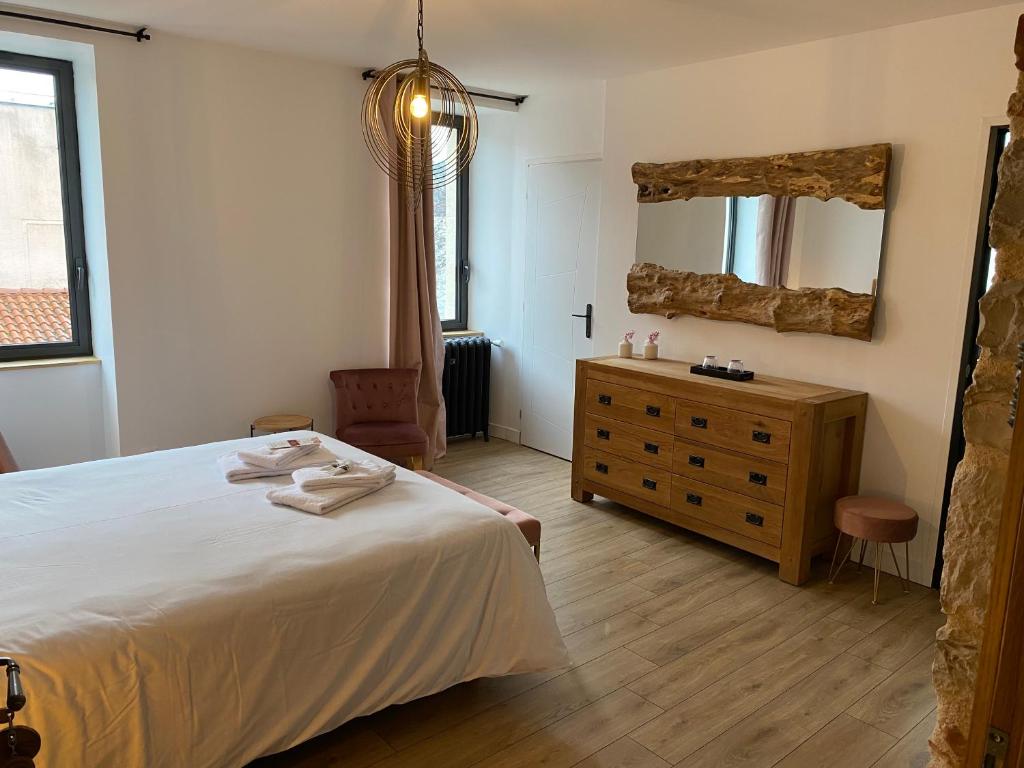 Postel nebo postele na pokoji v ubytování La Bellours Chambre D'Hôtes