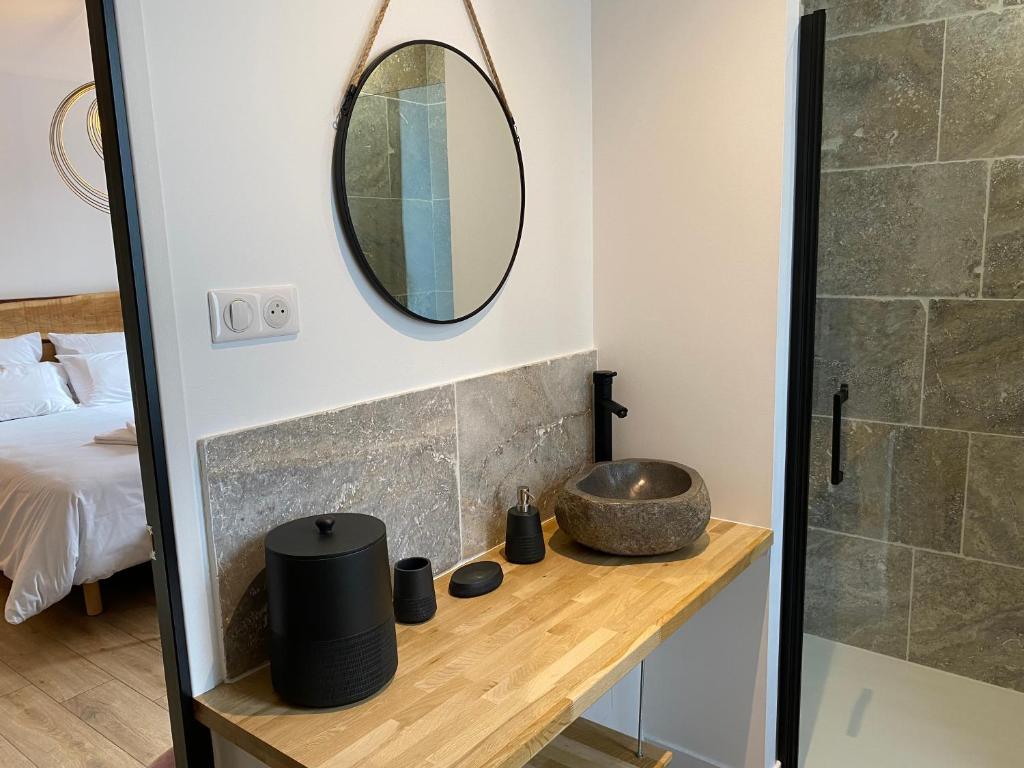 Postel nebo postele na pokoji v ubytování La Bellours Chambre D'Hôtes