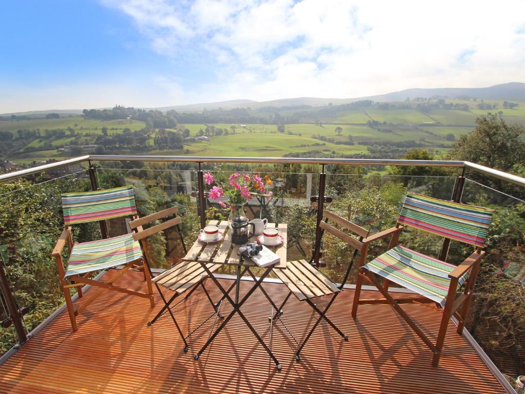 2 stoelen en een tafel op een balkon met uitzicht bij 3 bed in Rothbury 63025 in Rothbury