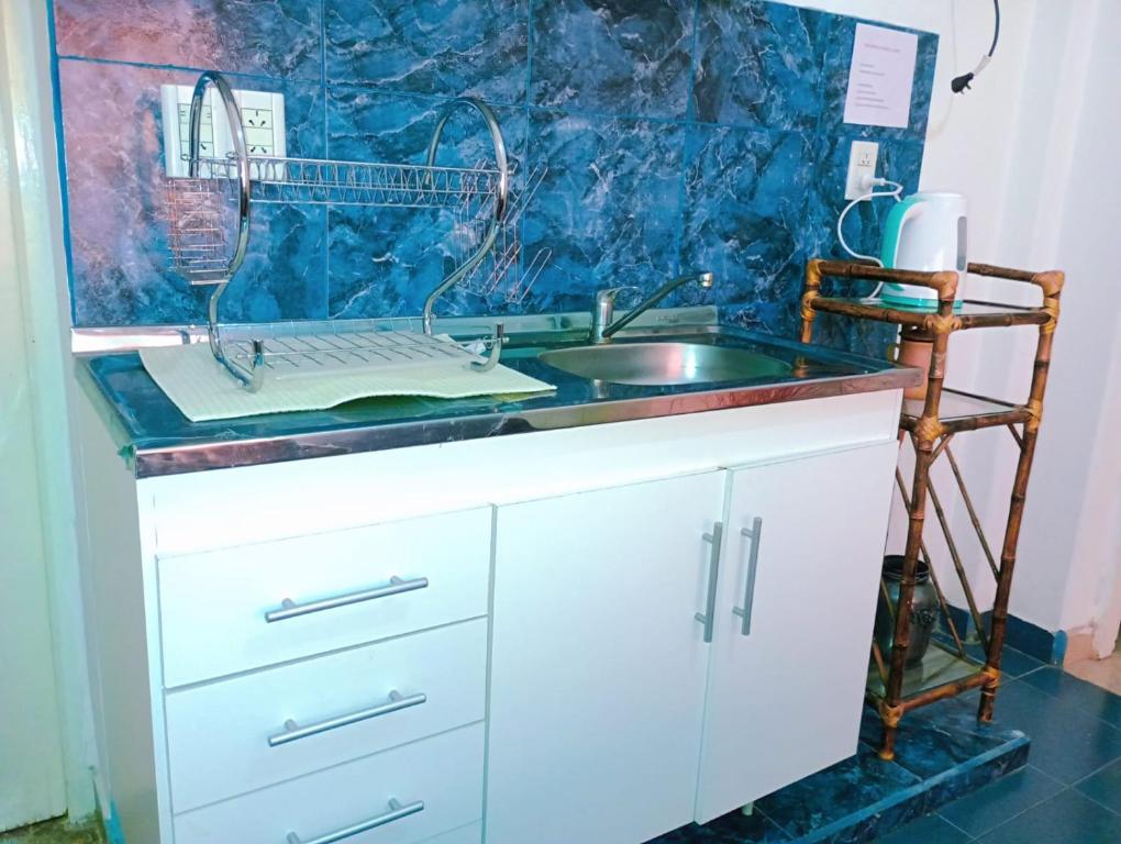 eine Küchentheke mit Spüle und Spüle in der Unterkunft M y M Departamento in Belén