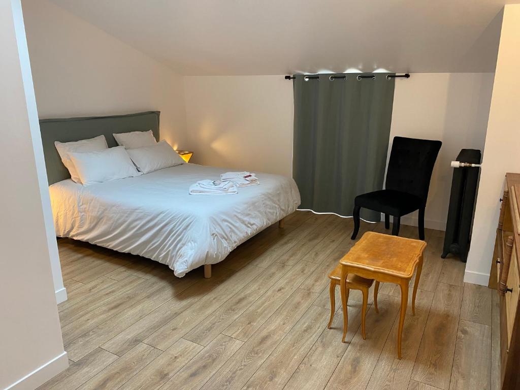 Postel nebo postele na pokoji v ubytování La Bellours Chambre D'Hôtes