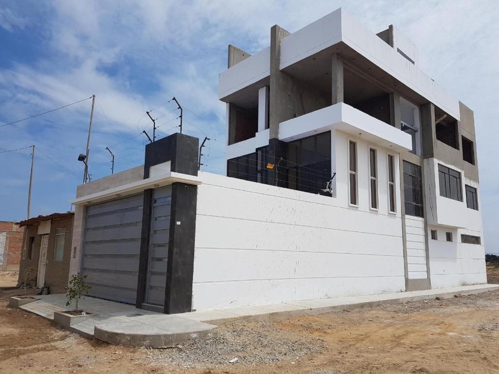 a large white building with a garage at Casa / Departamento en Chiclayo in Chiclayo