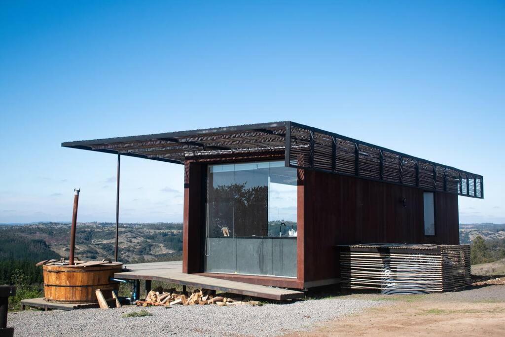 Casa Loft Vista Increíble incluye jacuzzi في ماتانزاس: مبنى صغير على قمة تل