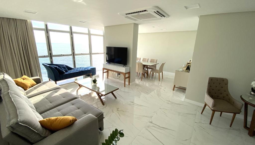 - un salon avec un canapé et une télévision dans l'établissement Boa Viagem Piedade Beach, à Récife