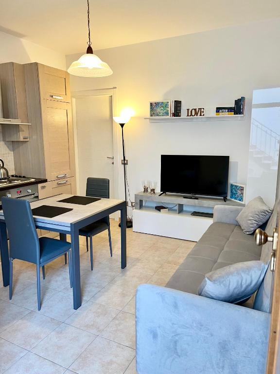 un soggiorno con divano e tavolo di Pavia in Charme - Intero Appartamento a Pavia