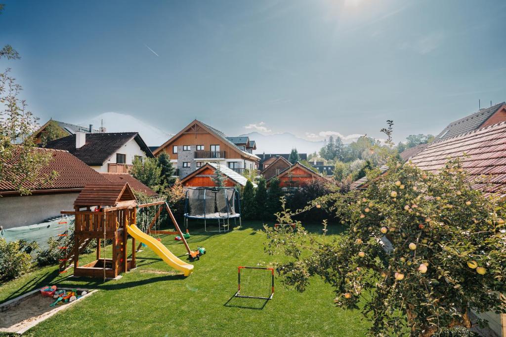 uma vista aérea de um quintal com um parque infantil em KAPINA sk - Dom Jasna em Liptovský Mikuláš