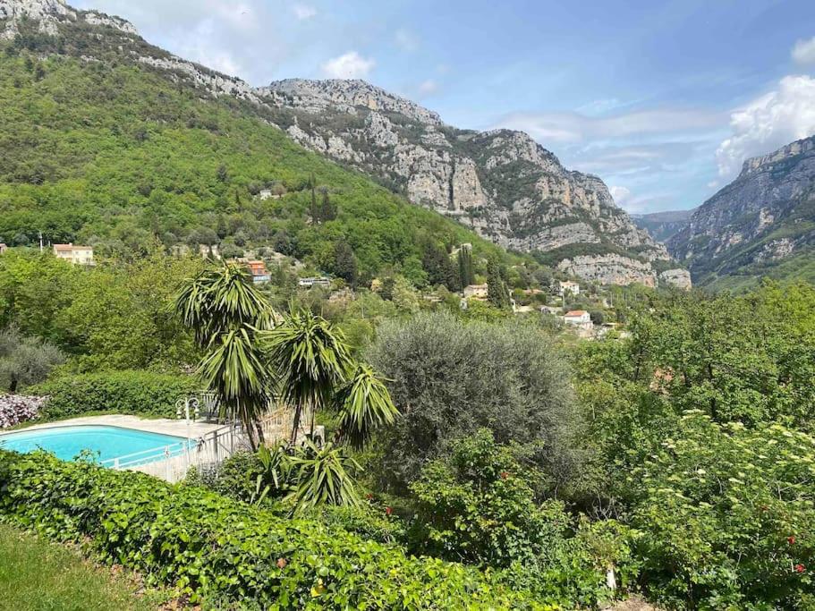 une maison avec une piscine en face d'une montagne dans l'établissement Une vue à couper le souffle!, à Le Bar-sur-Loup