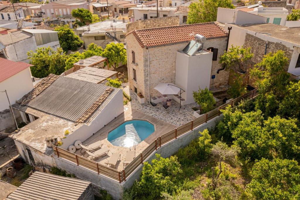 Bazén v ubytování Antama Living, Luxe Stonehouse with Pool & BBQ nebo v jeho okolí