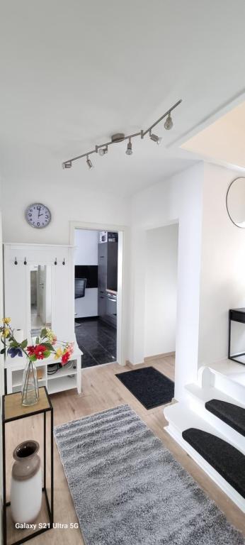 ein Wohnzimmer mit weißen Wänden und einem Teppich in der Unterkunft Monteur Villa Kassel in Vellmar