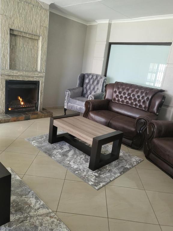 uma sala de estar com um sofá e uma mesa de centro em M & N Guest House em Ermelo