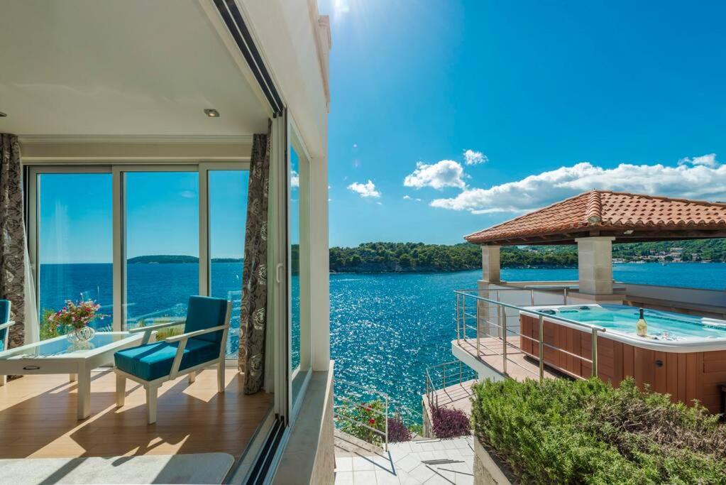 una casa con vistas al agua en Villa K Dubrovnik-5 bedroom villa with sea access, en Zaton