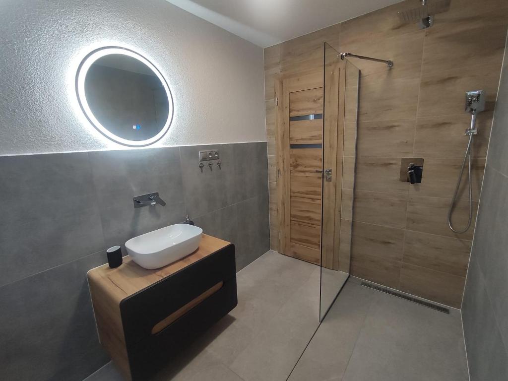 La salle de bains est pourvue d'un lavabo et d'une douche. dans l'établissement Chata Závažka, à Závažná Poruba