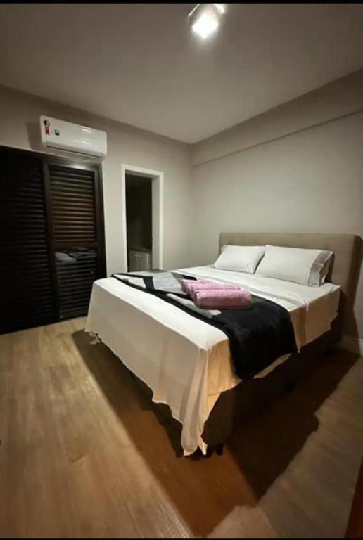 een slaapkamer met een groot bed in een kamer bij Amplo Apartamento no Cambuí II in Campinas