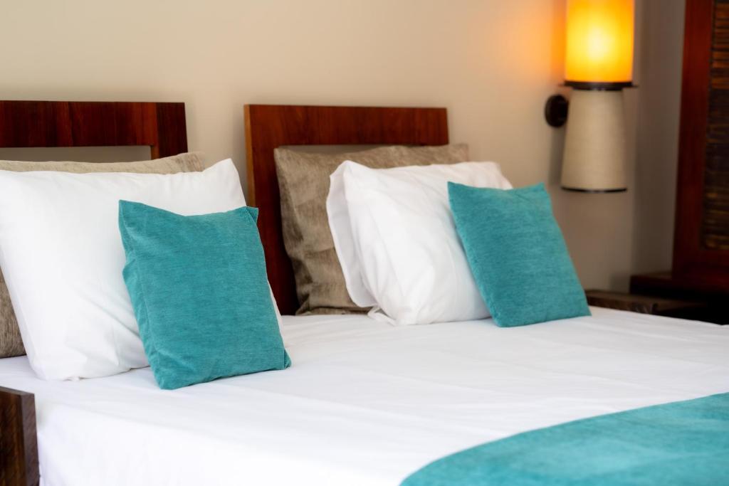 Postel nebo postele na pokoji v ubytování Physacap Suites & Villas