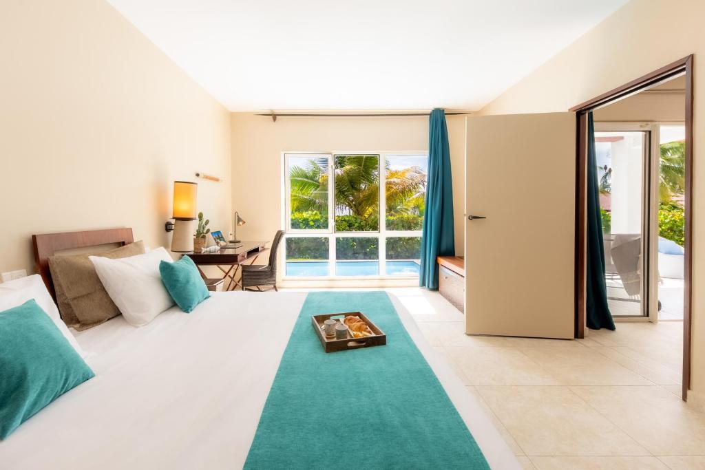 Postel nebo postele na pokoji v ubytování Physacap Suites & Villas