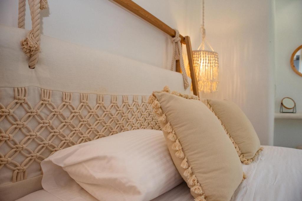1 dormitorio con 1 cama con almohada blanca en Anais Of Naxos, en Agia Anna de Naxos