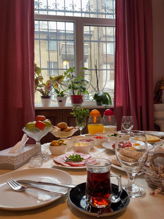 uma mesa com pratos e copos em My Home Guest House em Baku