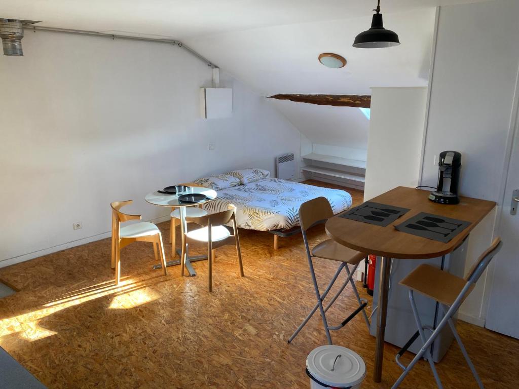 Postel nebo postele na pokoji v ubytování Studio Orgelet-Lac de Vouglans