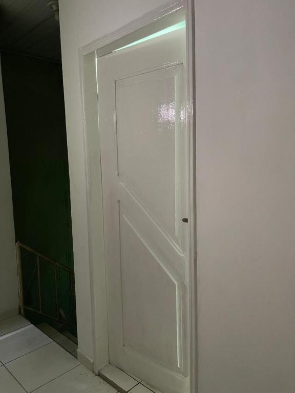eine weiße Tür mit einem Fenster in einem Zimmer in der Unterkunft Kitnet na cidade nova in Ananindeua
