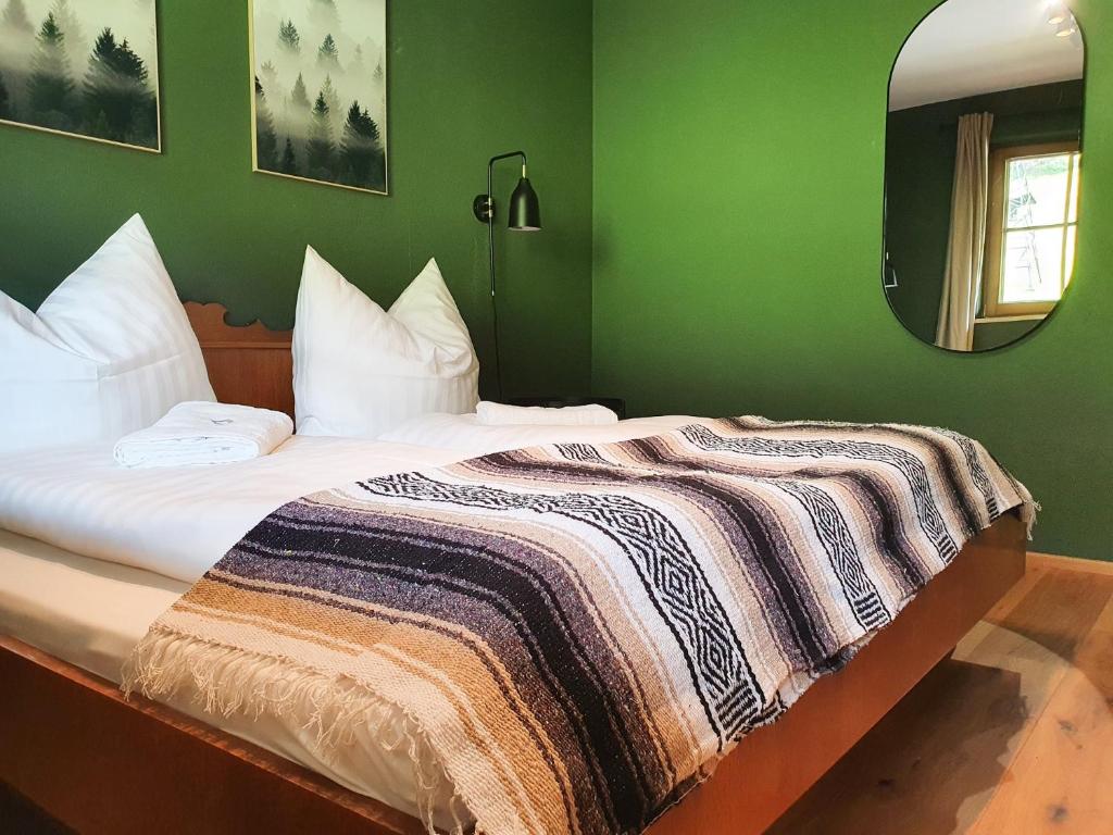 Un dormitorio con una cama con una manta. en Bergsonne Apartment mit Parkplatz, en Innsbruck