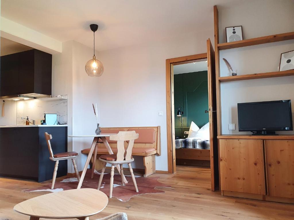 sala de estar con cocina, mesa y sillas en Gruberwirt Apartment mit 1 Schlafzimmer GW 5, en Innsbruck
