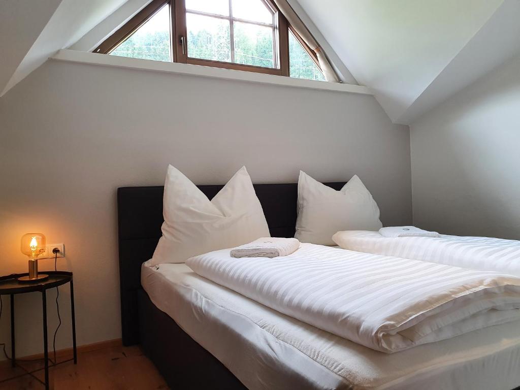 dwa łóżka w pokoju z dwoma oknami w obiekcie Gruberwirt Apartment mit Blick auf die Berge GW 7 w mieście Innsbruck
